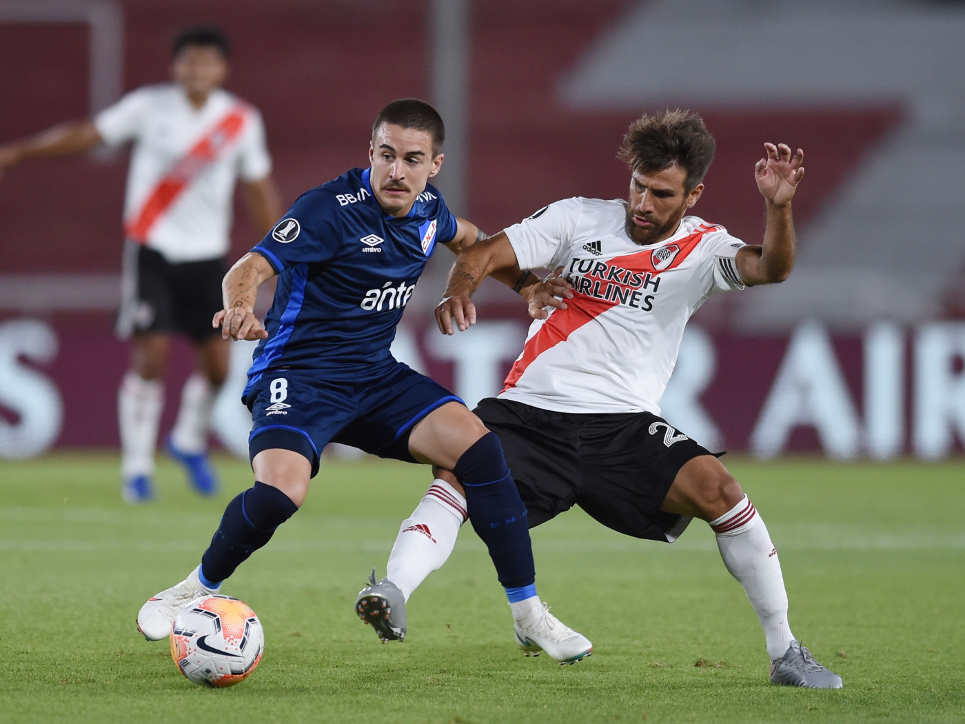 Gabriel Neves em partida entre Nacional x River Plate