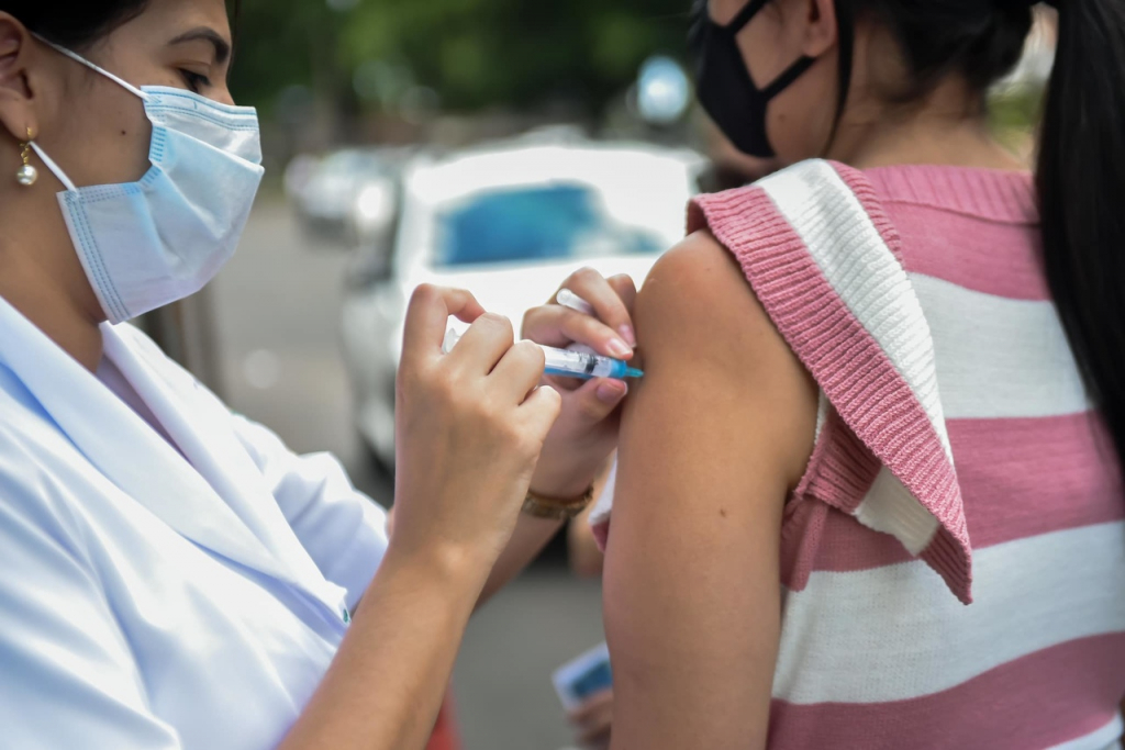 Imunização da população brasileira é elencada como medida fundamental para a retomada das atividades econômicas
