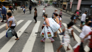 Pessoas passam por tradicional centro de compras no Rio de Janeiro durante a pandemia do novo coronavírus