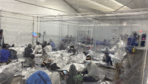 Fotos mostram aglomeração e pessoas dormindo no chão em centro para imigrantes nos EUA