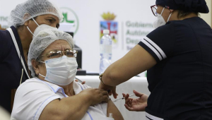 Boliviana sendo vacinada contra a Covid-19