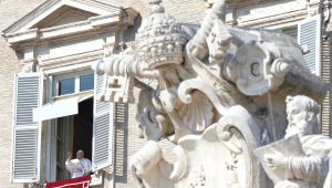 Papa Francisco na sacada em frente à Praça do Vaticano