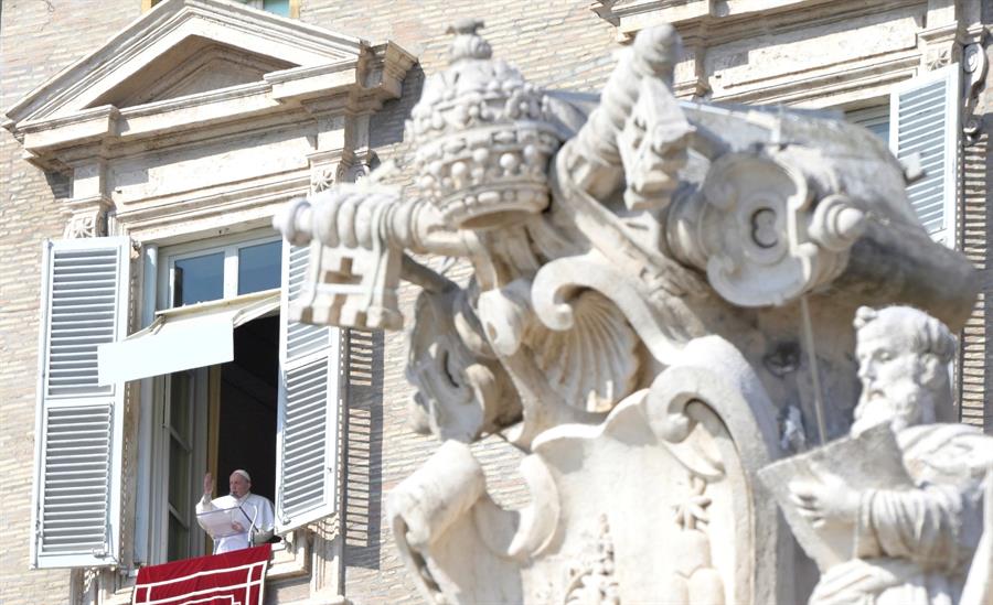 Papa Francisco na sacada em frente à Praça do Vaticano