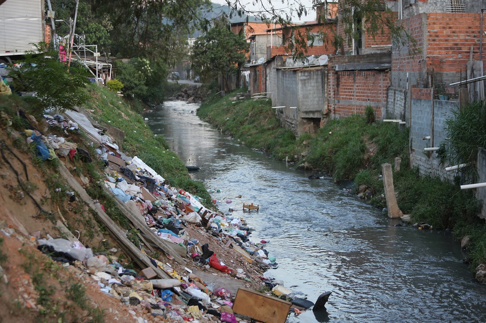 Córrego a céu aberto na Brasilândia evidencia falta de saneamento