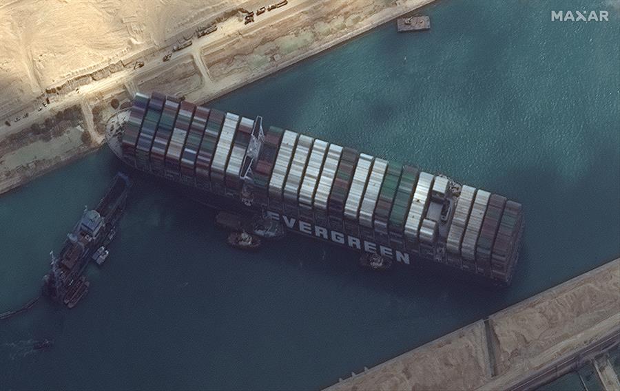 Navio encalhado no Canal de Suez causa congestionamento de embarcações e afeta preço de produtos