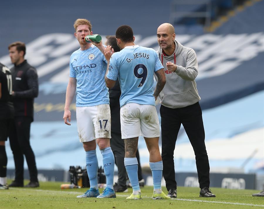 Guardiola passa instruções a Gabriel Jesus durante partida do Manchester City