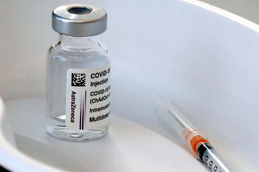 Seringa e frasco contendo vacina contra Covid-19 da AstraZeneca-Universidade de Oxford em recipiente plástico