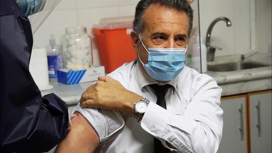 O ministro da Saúde do Uruguai, Daniel Salinas, recebeu a vacina contra a Covid-19 nesta segunda-feira, 8