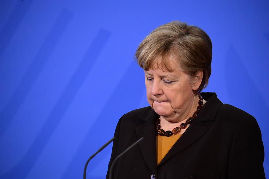 A primeira-ministra Angela Merkel anuncia suspensão do uso da vacina de Oxford em menores de 60 anos
