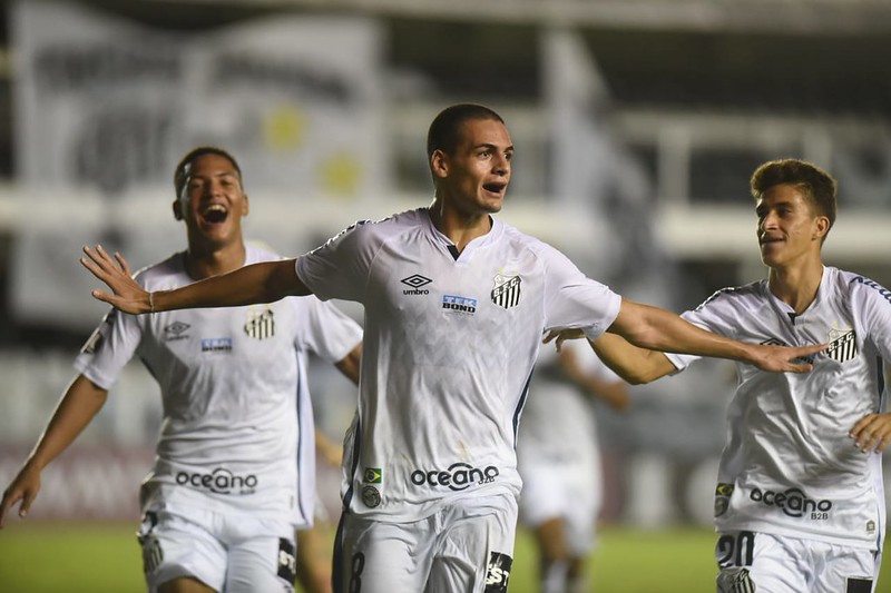 o zageurio Kaiky abe os braços para comemorar o segundo gol do Santos contra o Deportivo Lara