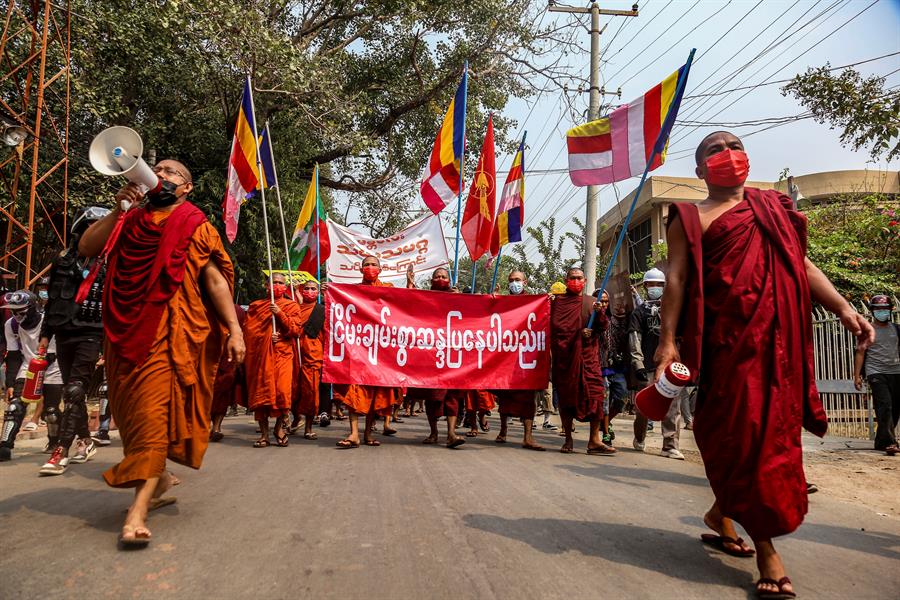 Monges budistas protestam contra o golpe militar em Myanmar