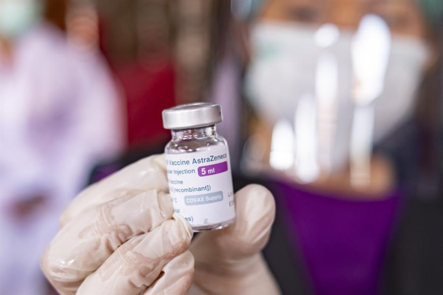 Profissional da Saúde segura frasco da vacina contra Covid-19 da AstraZeneca