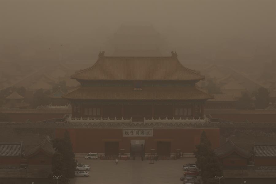 Pequim foi atingida pela pior tempestade de areia da última década na manhã desta segunda-feira, 15