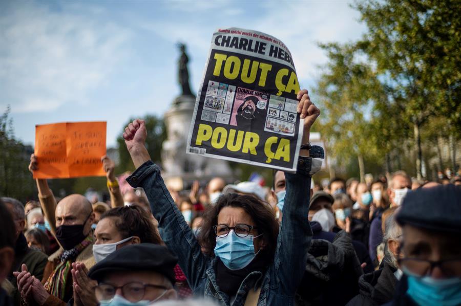 Logo após a morte do professor Samuel Paty, franceses tomaram as ruas do país em protesto contra o terrorismo e a favor da liberdade de expressão
