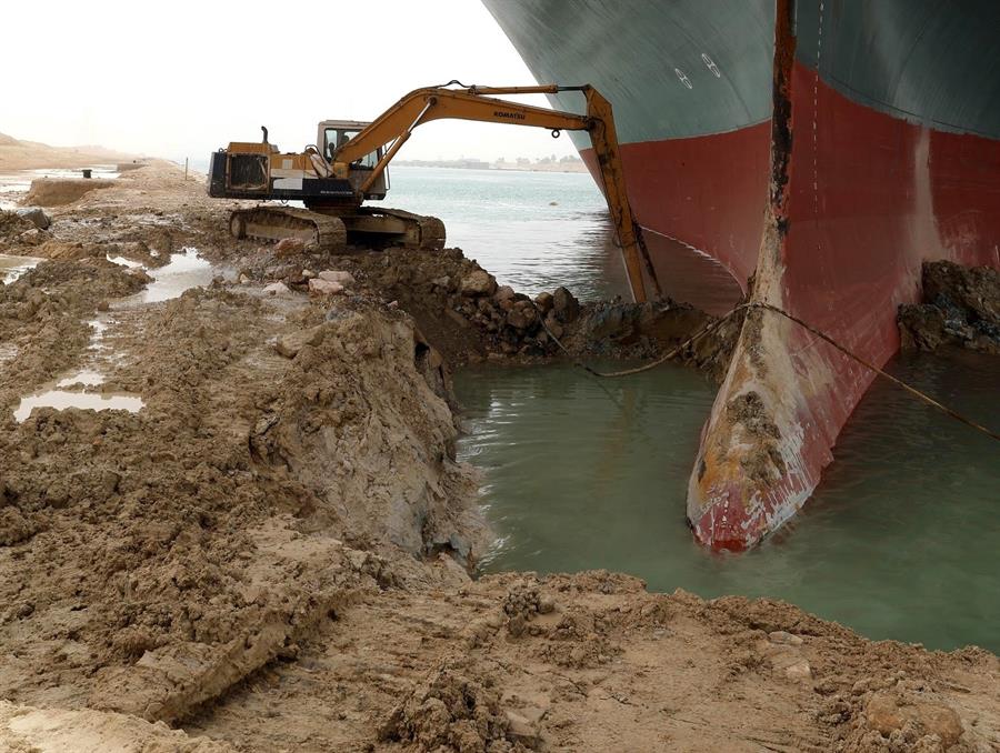 Desencalhar navio no Canal de Suez pode levar 'de dias a semanas', diz especialista | Jovem Pan