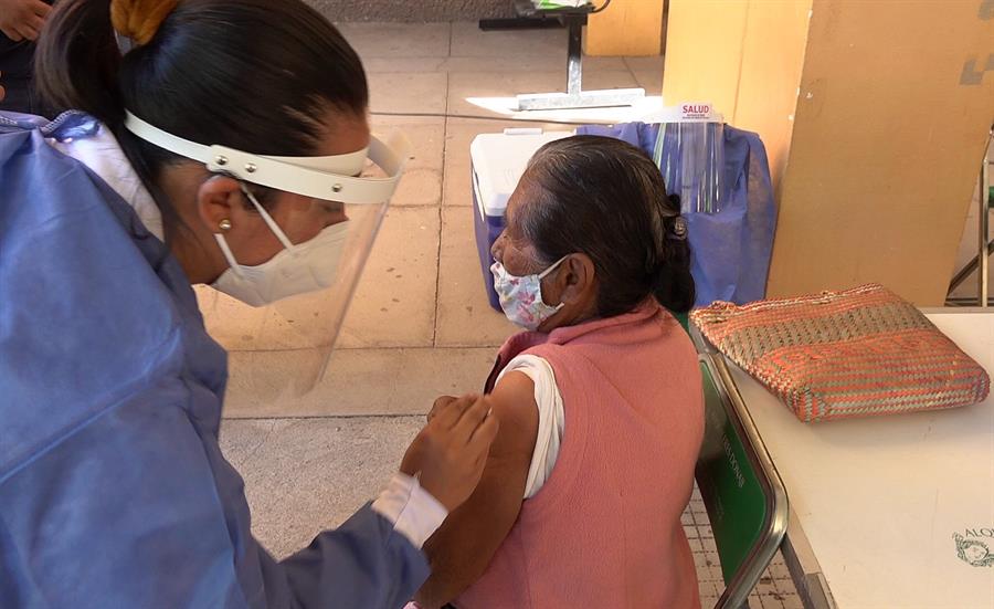 idosa recebe vacina contra a Covid-19 no México