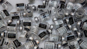 Frascos vazios da vacina contra Covid-19 desenvolvida pela Pfizer em parceria com a BioNTech