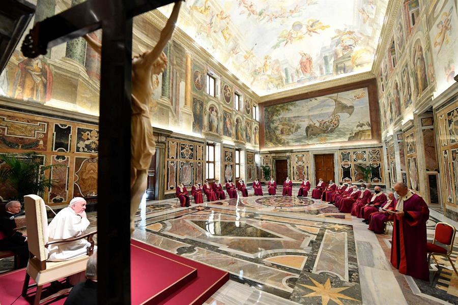 O papa Francisco decidiu reduzir altos salários de clérigos para evitar demissões entre demais funcionários do Vaticano