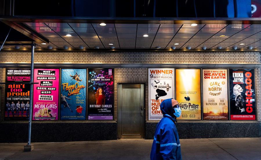 Pôsteres dos musicais da Broadway, em Nova York, que estão suspensos desde o início da pandemia da Covid-19
