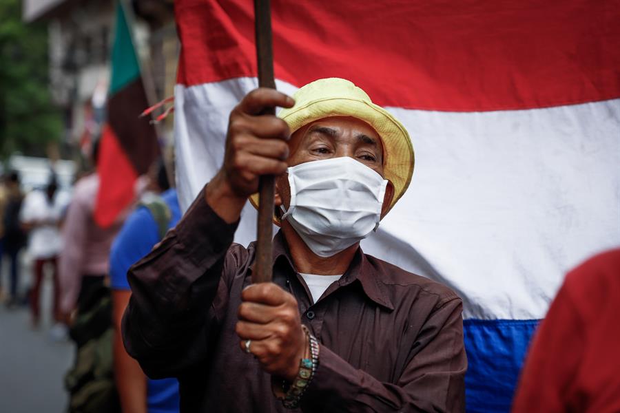 manifestante em protestos no paraguai