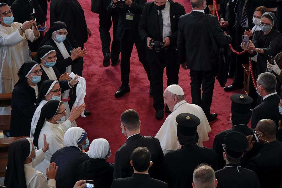 Bispos, padres, seminaristas, catequistas e freiras recebem o papa Francisco em catedral de Bagdá, no Iraque