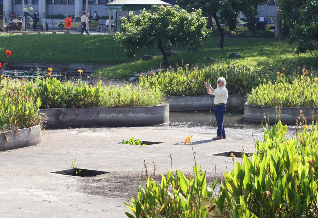 O arquiteto Haruyoshi Ono, em lago seco na Praça Senador Salgado Filho, em frente ao Aeroporto Santos Dumont, no centro do Rio de Janeiro