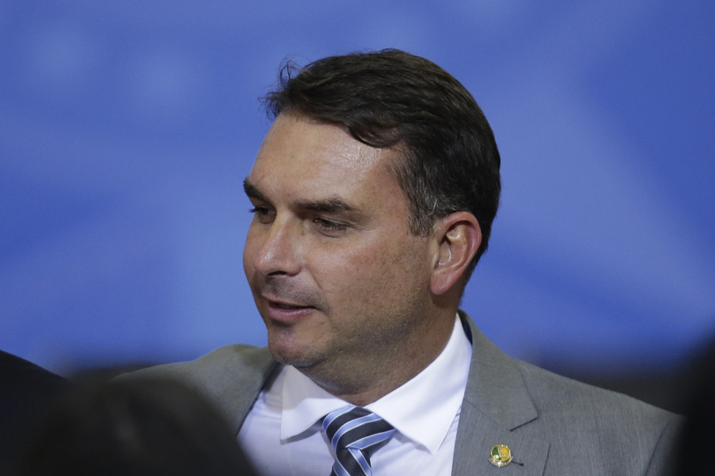 O senador Flávio Bolsonaro olhando para o lado