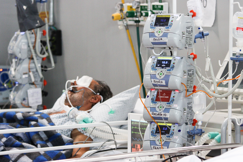 Homem respirando por aparelhos em leito de UTI, em Santo André, São Paulo