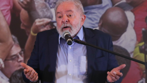 O ex-presidente Lula gesticulando durante coletiva de imprensa