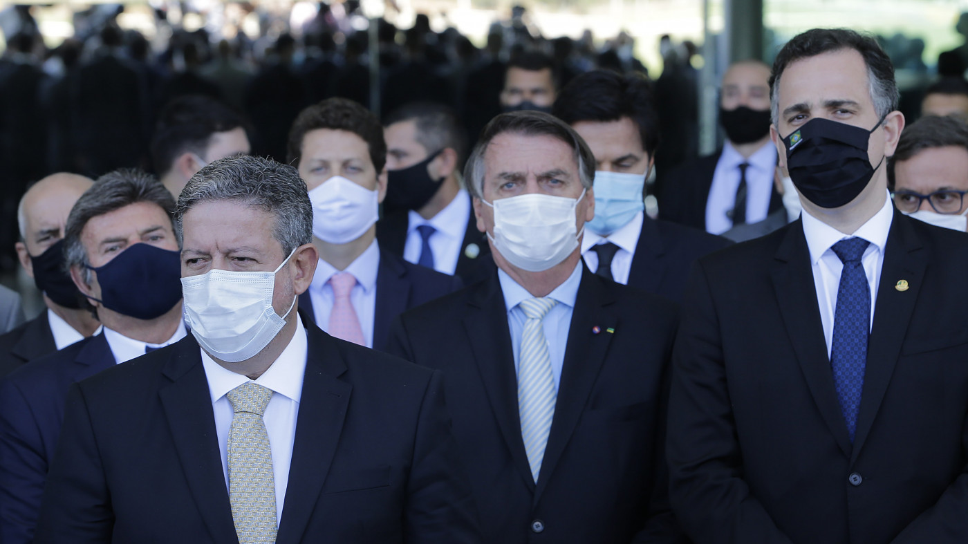 O presidente Jair Bolsonaro acompanhado dos presidentes da Câmara e do Senado