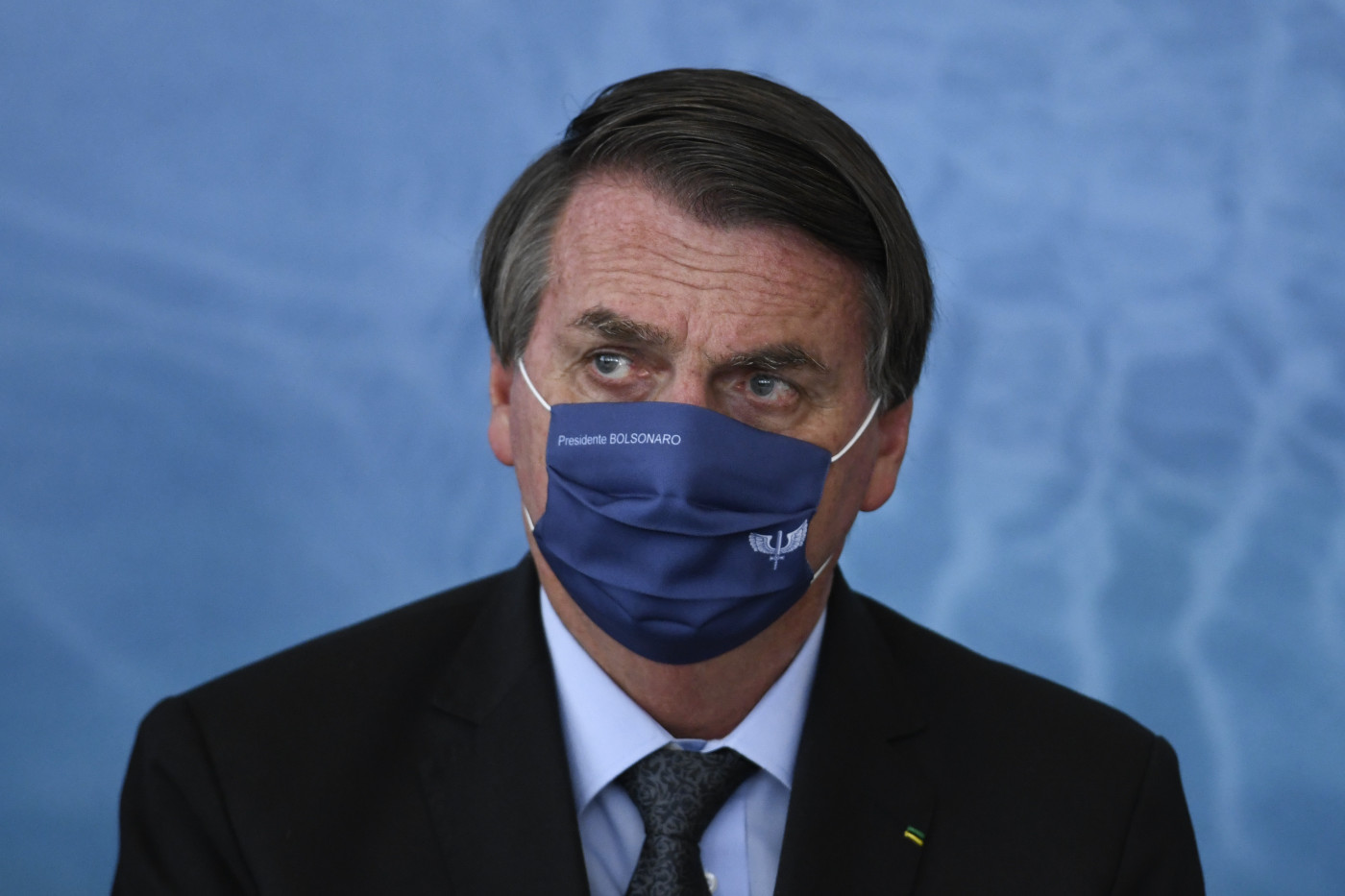 O presidente Jair Bolsonaro de máscara durante posse do novo ministro da saúde
