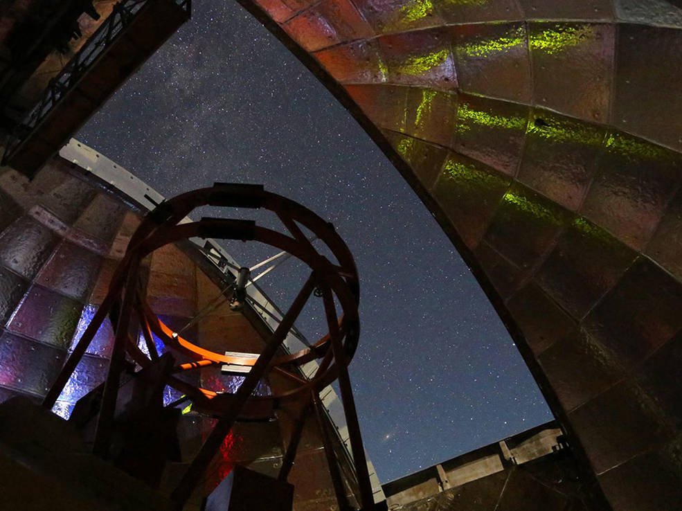 Visão do céu estrelado de dentro de um dos observatórios da Nasa