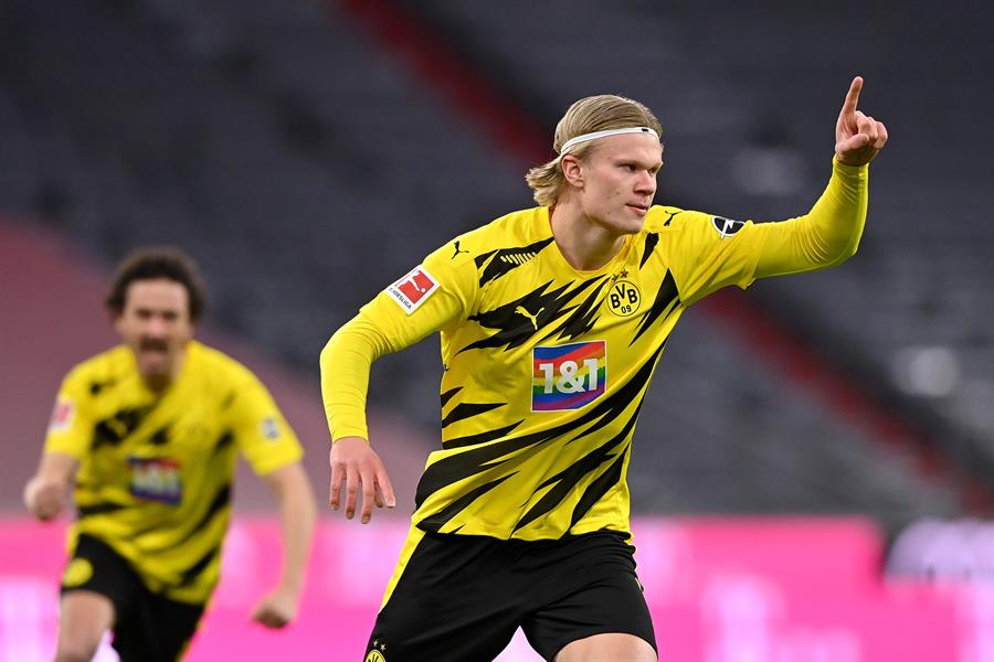 erling haaland comemora gol contra o Bayern de Munique no Campeonato Alemão