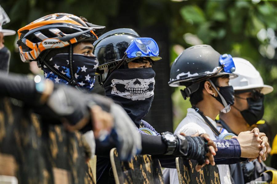 Os capacetes têm sido cada vez mais utilizados pelos manifestantes para se proteger contra a repressão do Exército do Myanmar
