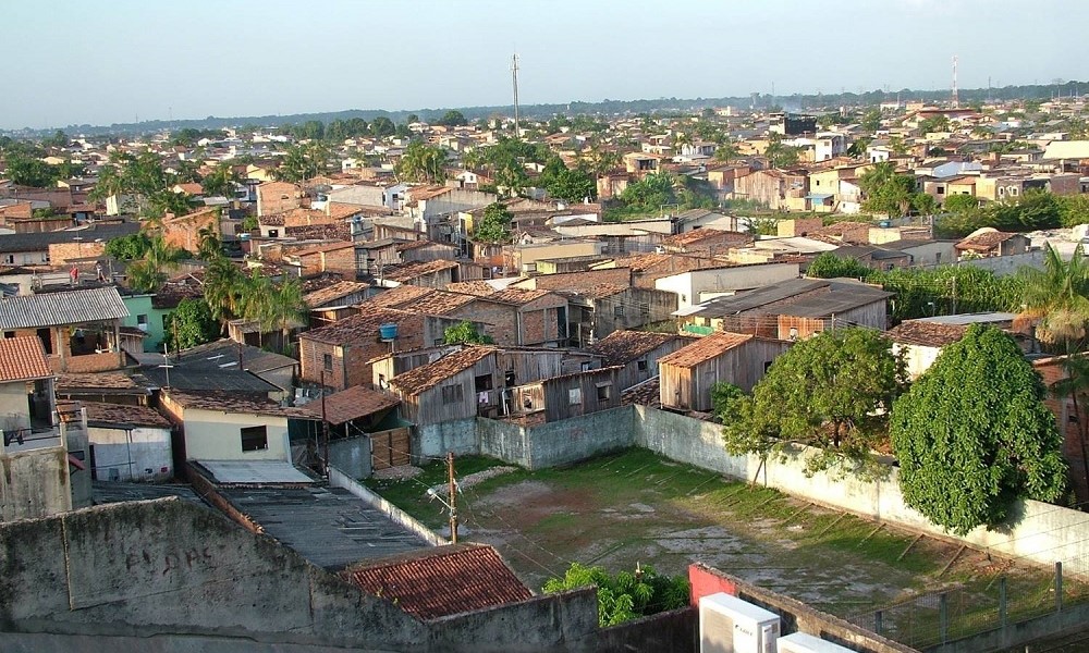 Vista com diversas casas em bairro periférico de Belém, no Pará