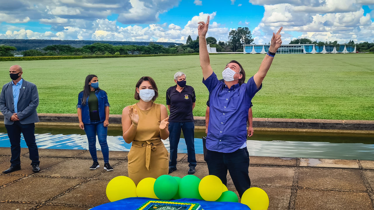 Bolsonaro e Michelle comemoram aniversário da filha Laura no Alvorada