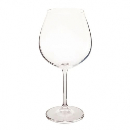 Taça de vinho Bordeaux em fundo branco