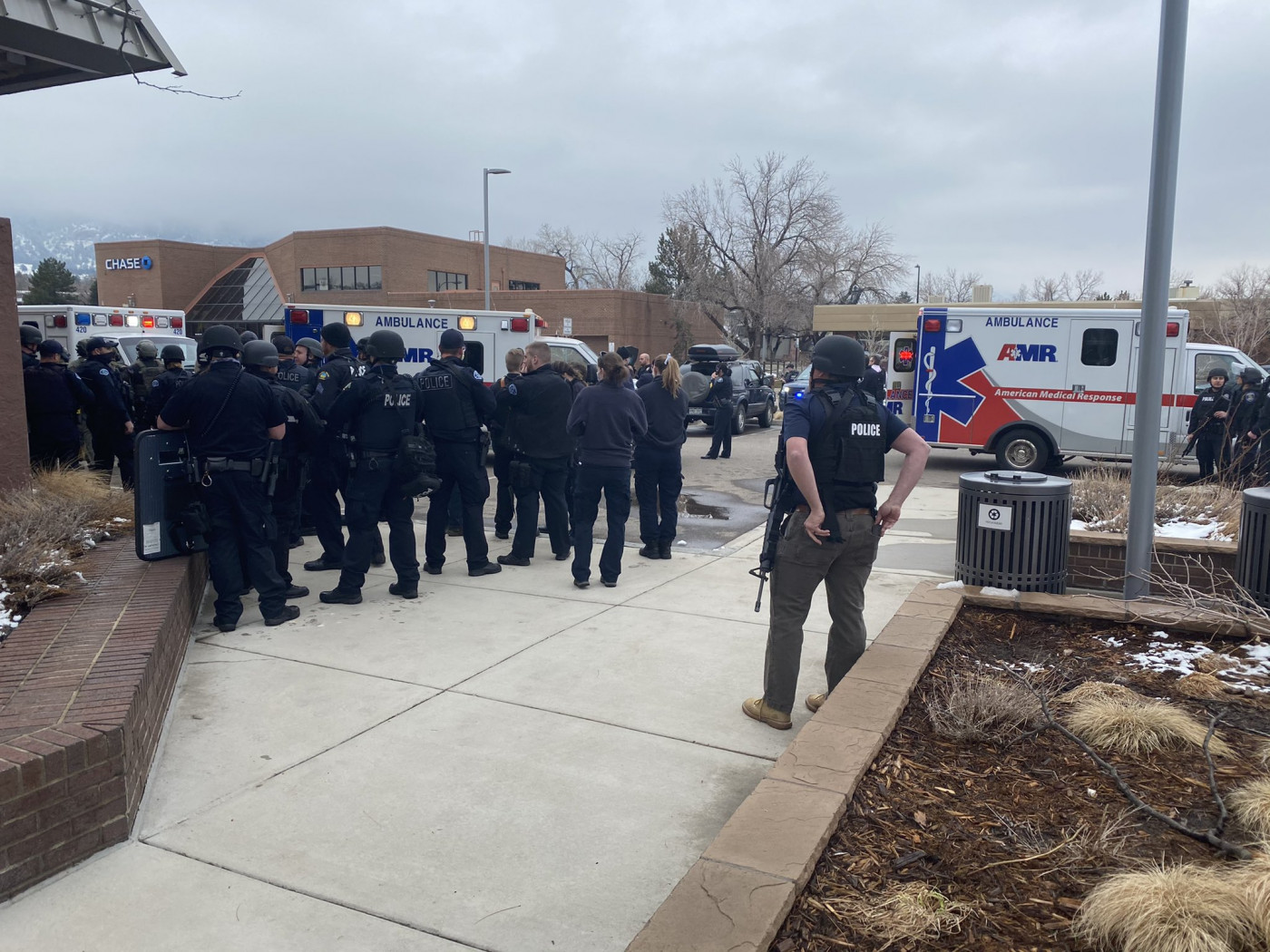 Agentes da Polícia de Boulder agindo durante tiroteio