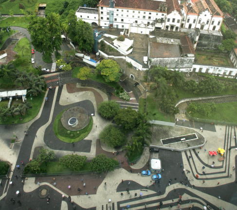 Vista aérea de um dos jardins do paisagista Roberto Burle Marx no Largo da Carioca, centro do Rio de Janeiro
