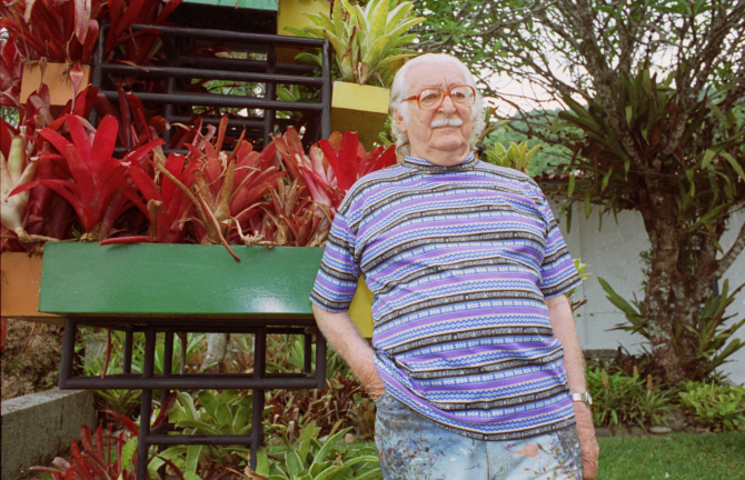 O artista plástico, arquiteto e paisagista brasileiro Roberto Burle Marx posa para foto de camiseta listrada e calça jeans