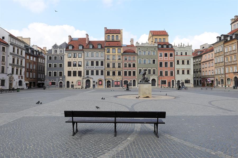 Praça vazia em Varsóvia, Polônia