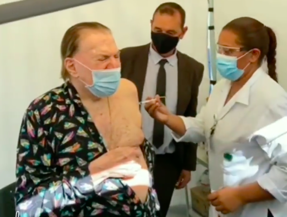 Silvio Santos de pijamas recebendo a segunda dose da vacina contra Covid-19
