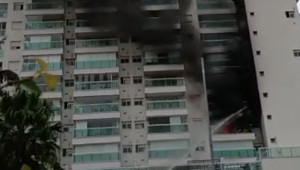 Imagem de uma fumaça saindo de um apartamento de um prédio