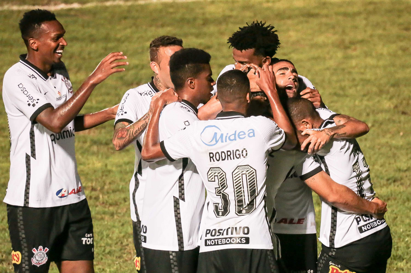 Jogadores do Corinthians comemorando gol contra o São Caetano