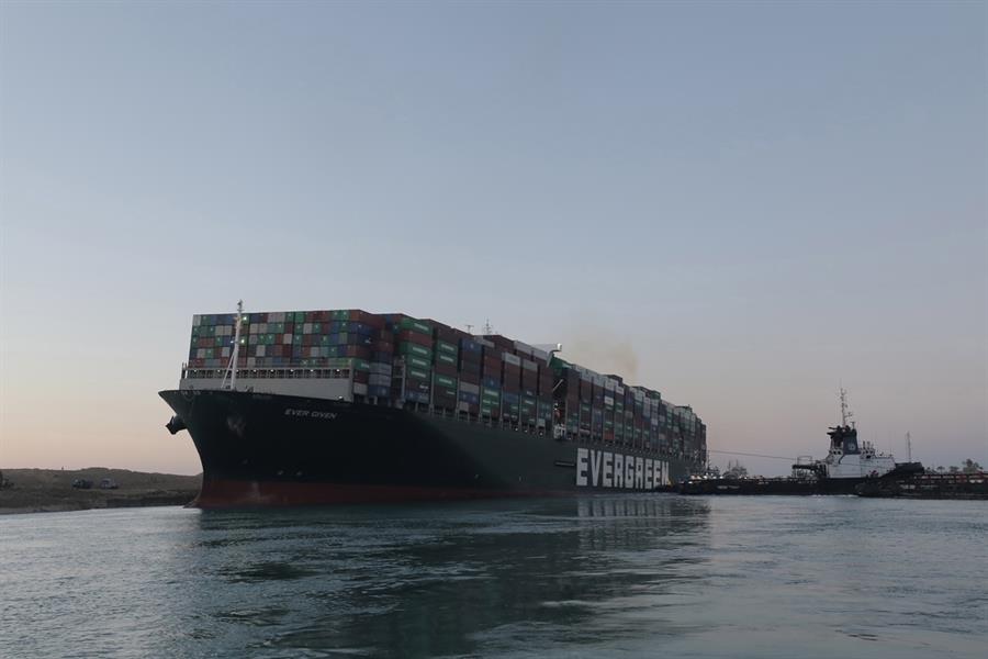 Navio preso nas bordas do Canal de Suez, no Egito