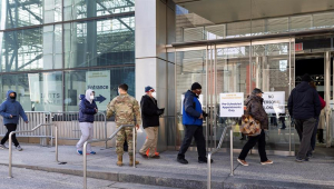 pessoas fazem fila em Nova York para receber a vacina contra a Covid-19