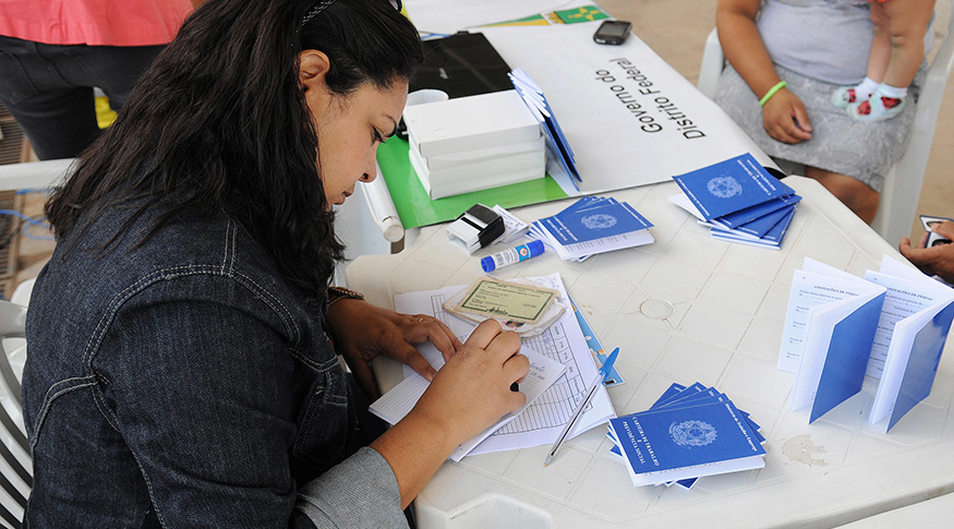 Mercado de trabalho formal voltou a crescer em janeiro após queda no fim de 2020, apontou dados do IBGE