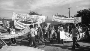 Manifestação de populares na frente do Fórum de Cabo Frio (RJ) onde ocorreu o segundo julgamento de Raul Fernando do Amaral Street, o Doca Street