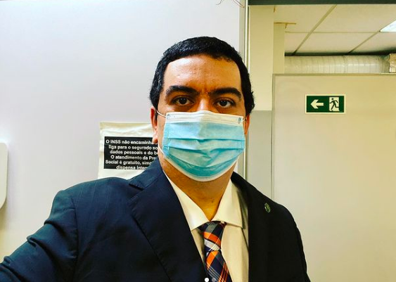 Infectologista Dr. Francisco Cardoso usando máscaras contra a Covid-19