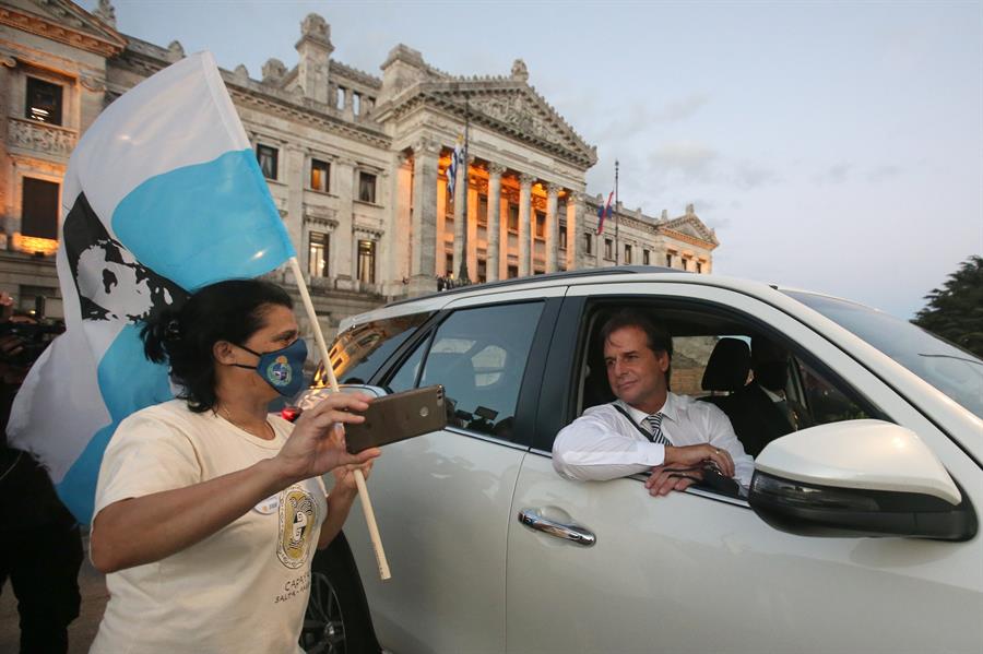 Presidente do Uruguai, Luis Lacalle Pou, cumprimenta uma apoiadora em frente ao Parlamento de Montevidéu